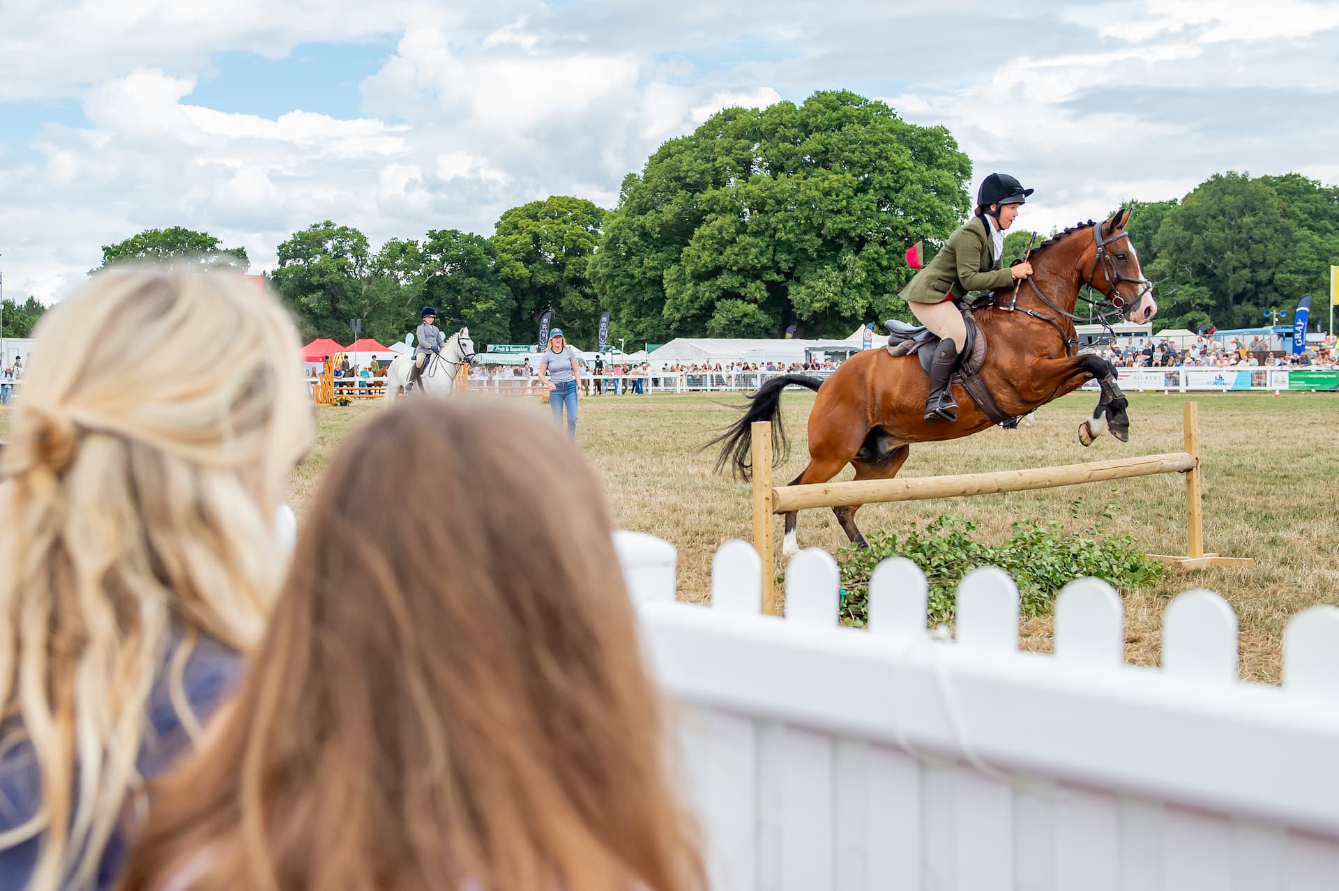 Inter-hunt relay in the equine rings at the New Forest Show